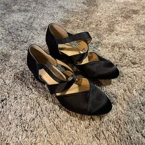 Elegant Black Ballroom Dancing Shoes with Cross-Strap Design
